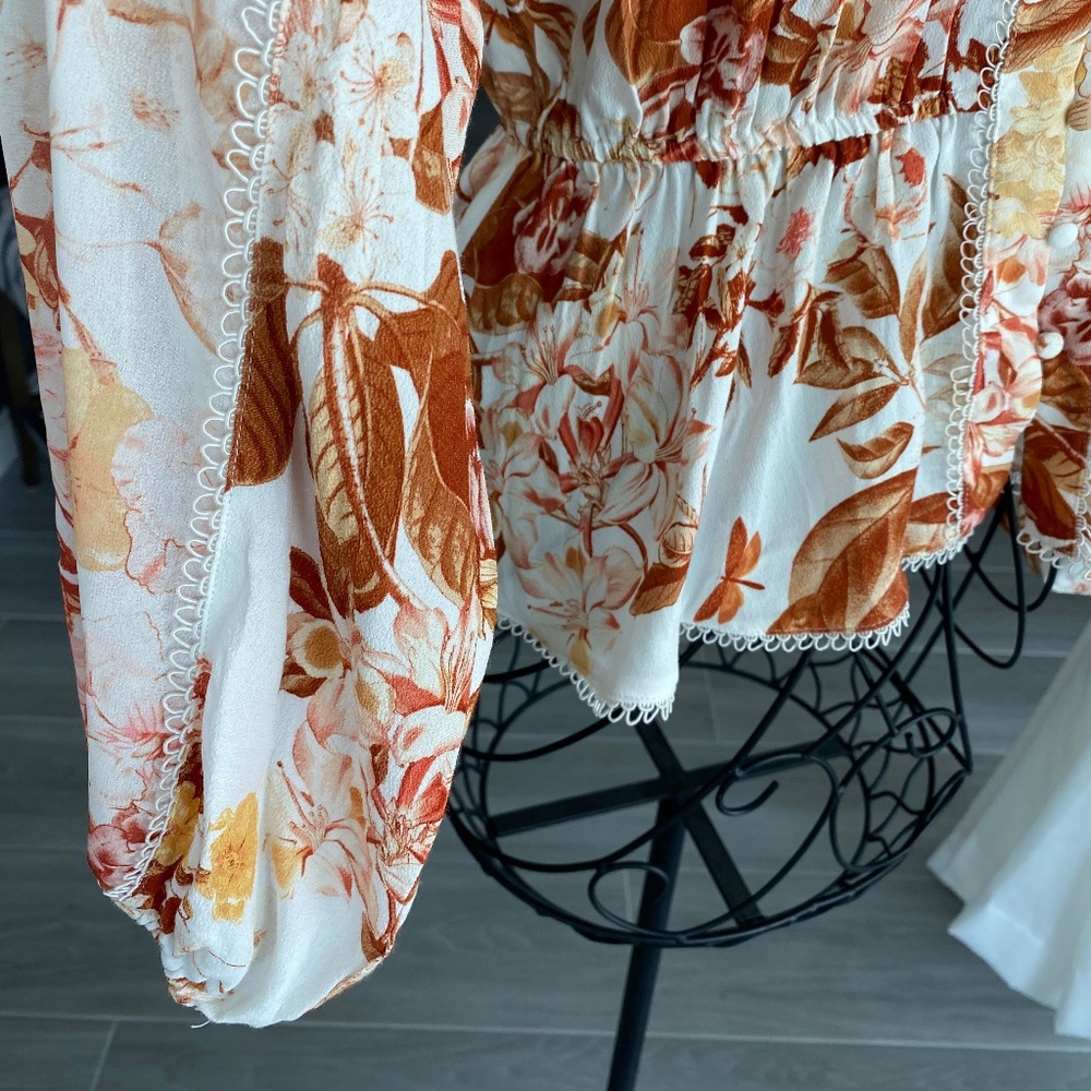 NWT Guess Floral V-Neck Blouse Sz M - Picture 6 of 12